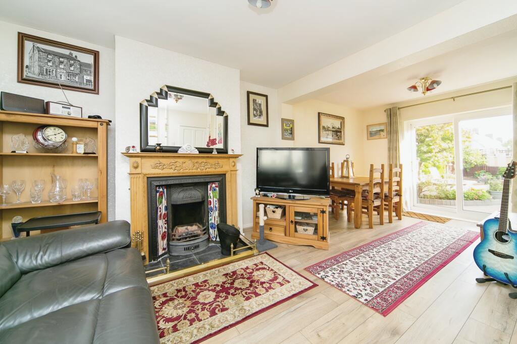 Lounge/Dining Room