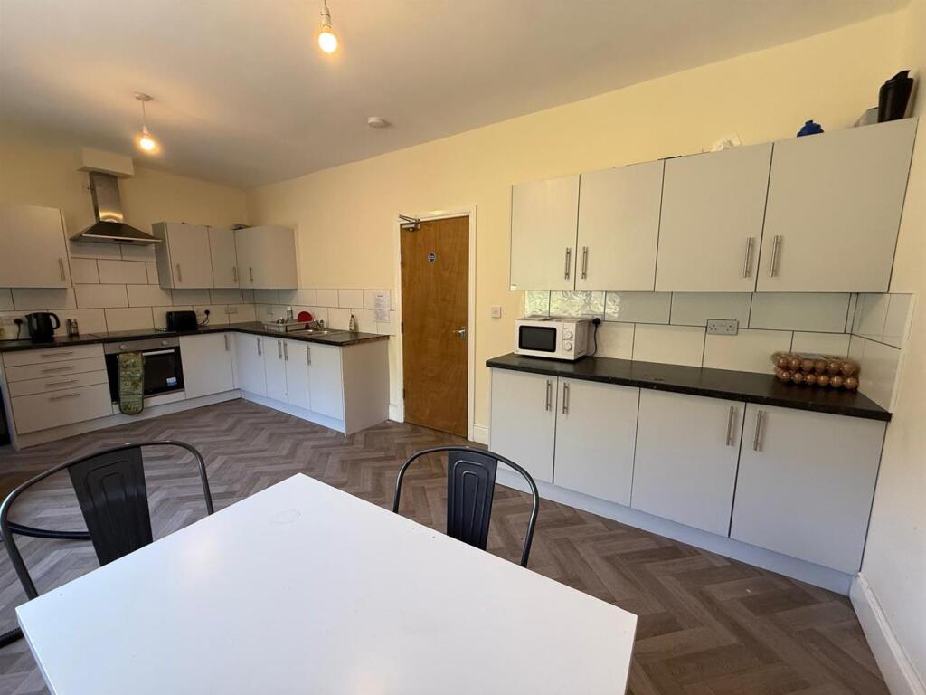 kitchen 4th.jpeg