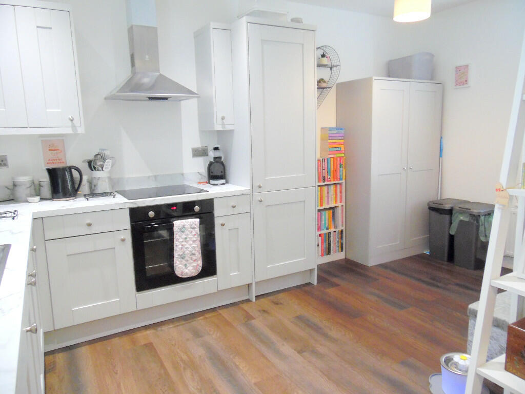 KITCHEN/DINING AREA