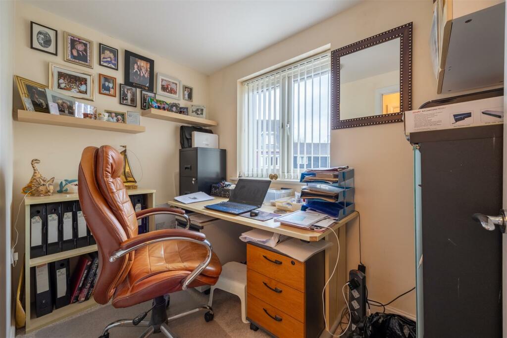 Bedroom 5 / Office