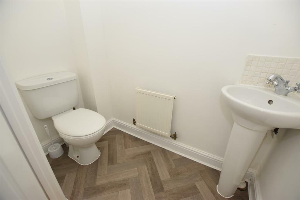 Cloakroom WC.JPG