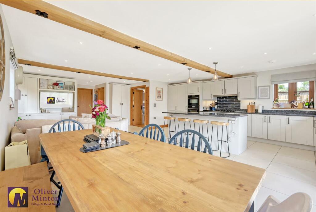 SUPERB KITCHEN/FAMILY ROOM