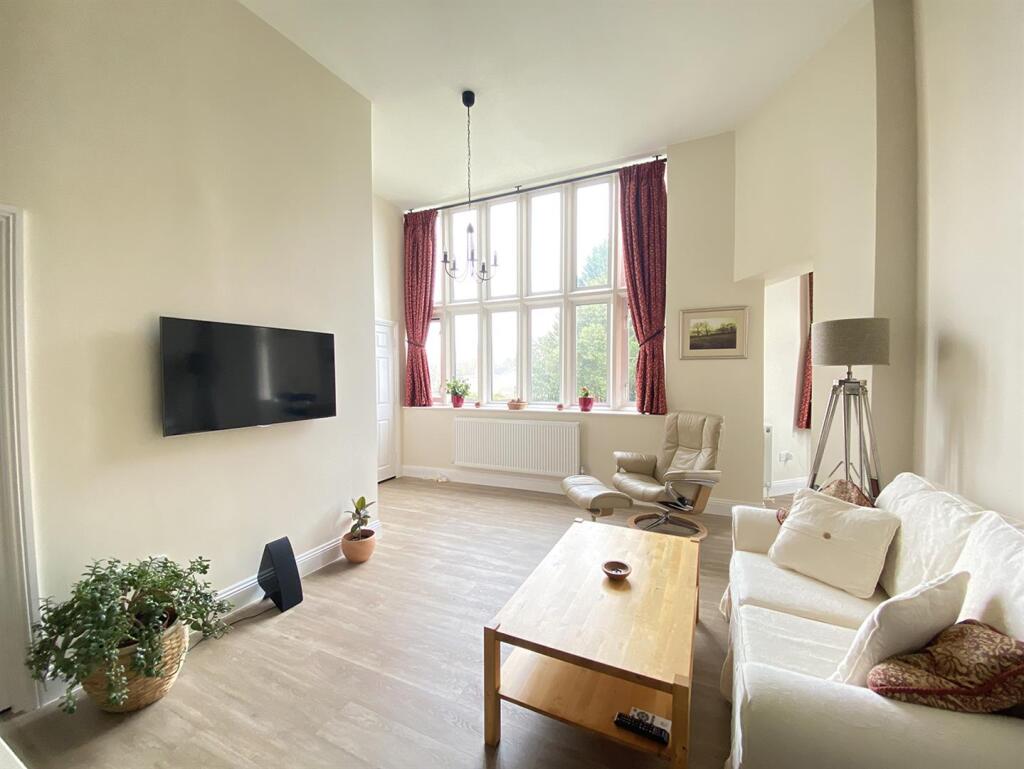 Living Room &amp; Kitchen Area: