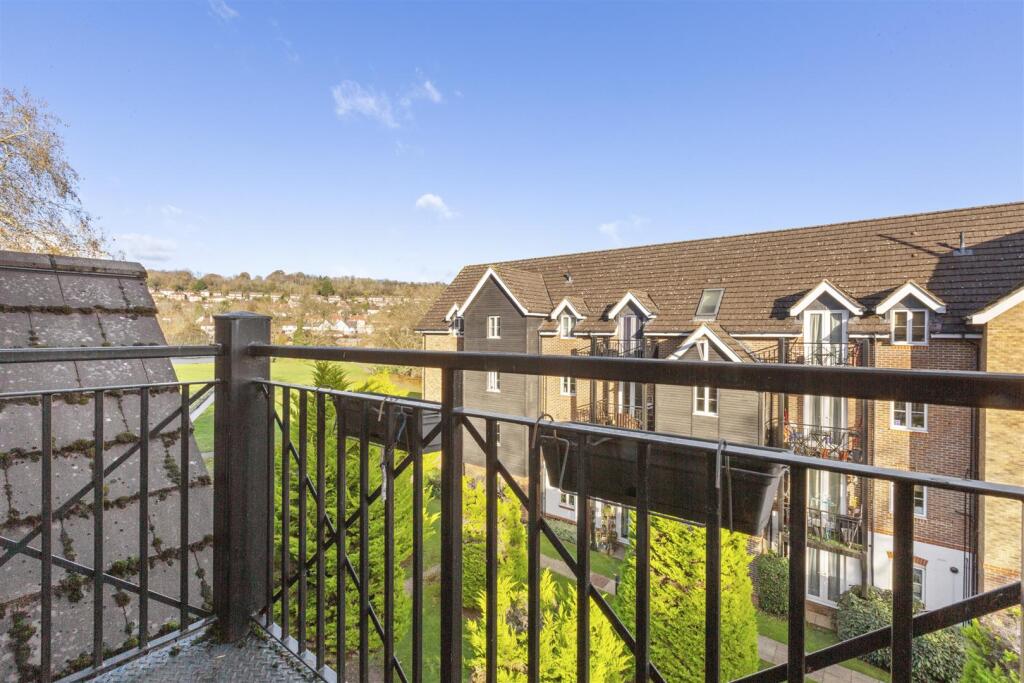 Flat 45, Wye Gardens, Fryers Lane, HP12 3DU-8.jpg