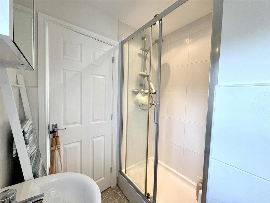 EN-SUITE SHOWER ROOM