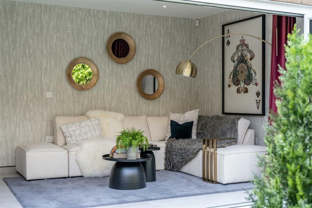 Lounge/Bedroom Four