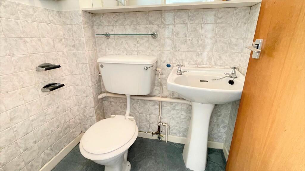 2-PIECE CLOAKROOM