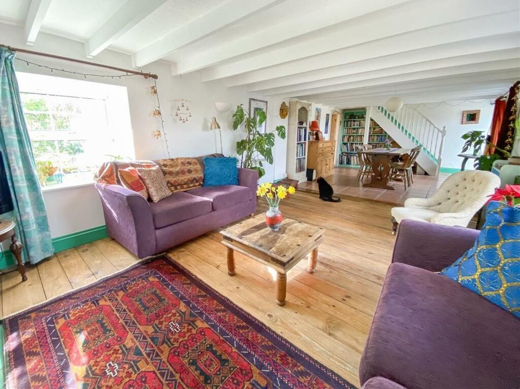 Living room 9.jpg