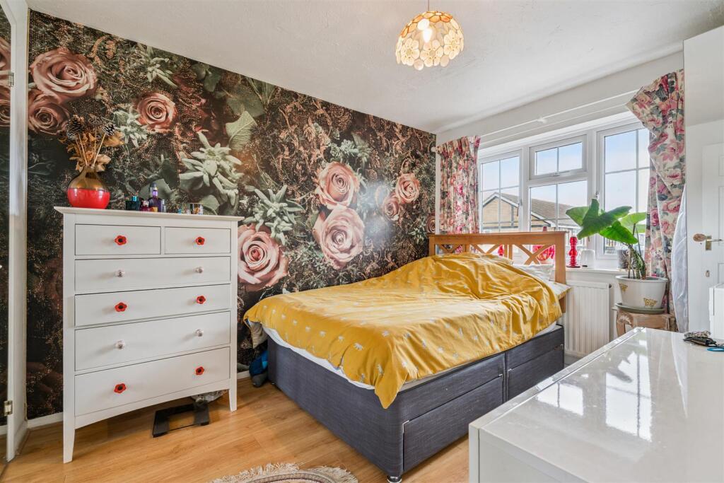 6 Wlkins Close, Mitcham bedroom 1.jpg