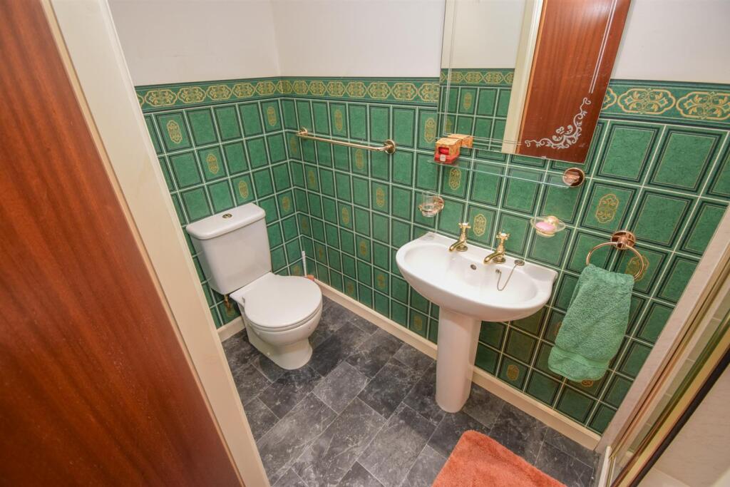 EN-SUITE SHOWER ROOM