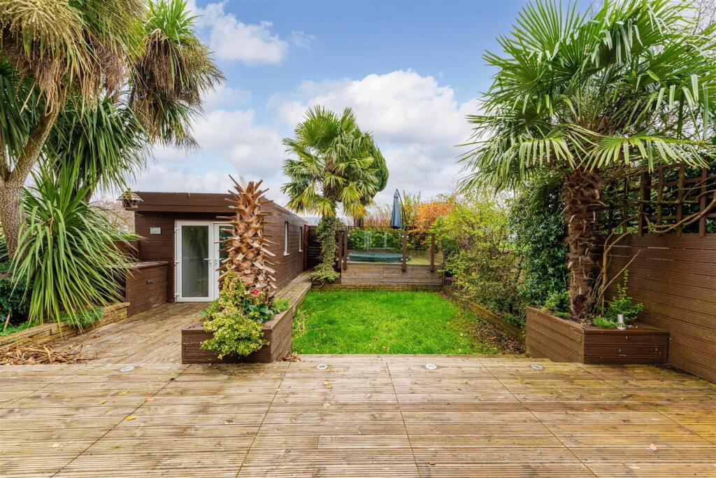 41 Oaklands Avenue, Isleworth TW7-23.jpg