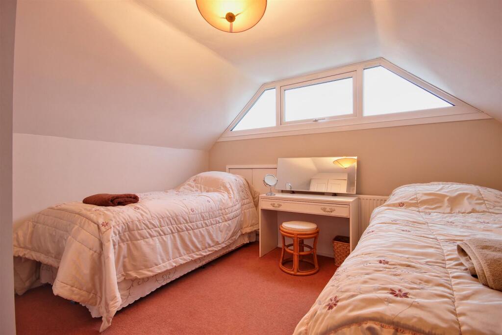 BEDROOM 2 (REAR)
