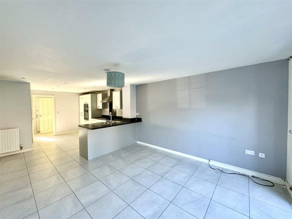 OPEN PLAN KITCHEN/DINING/FAMILY ROOM
