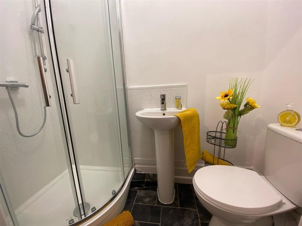 Bedroom 5 ensuite Hunton.jpg