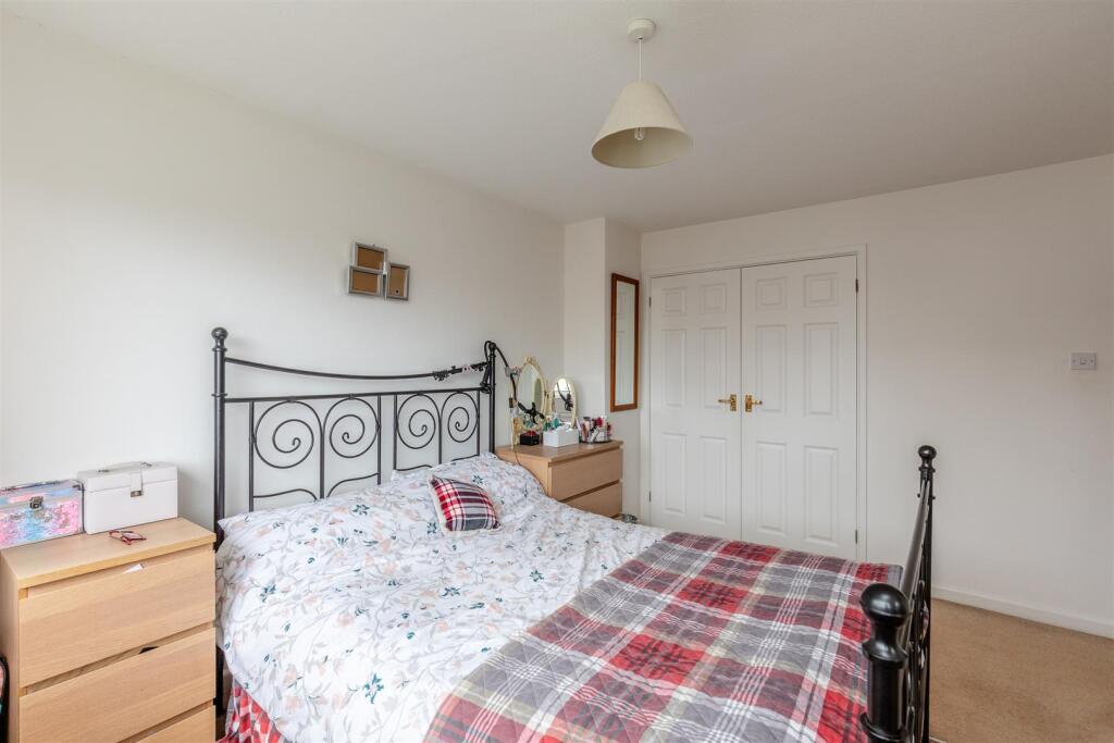 Lawrence Grove, Henleaze Bed 1b.jpg