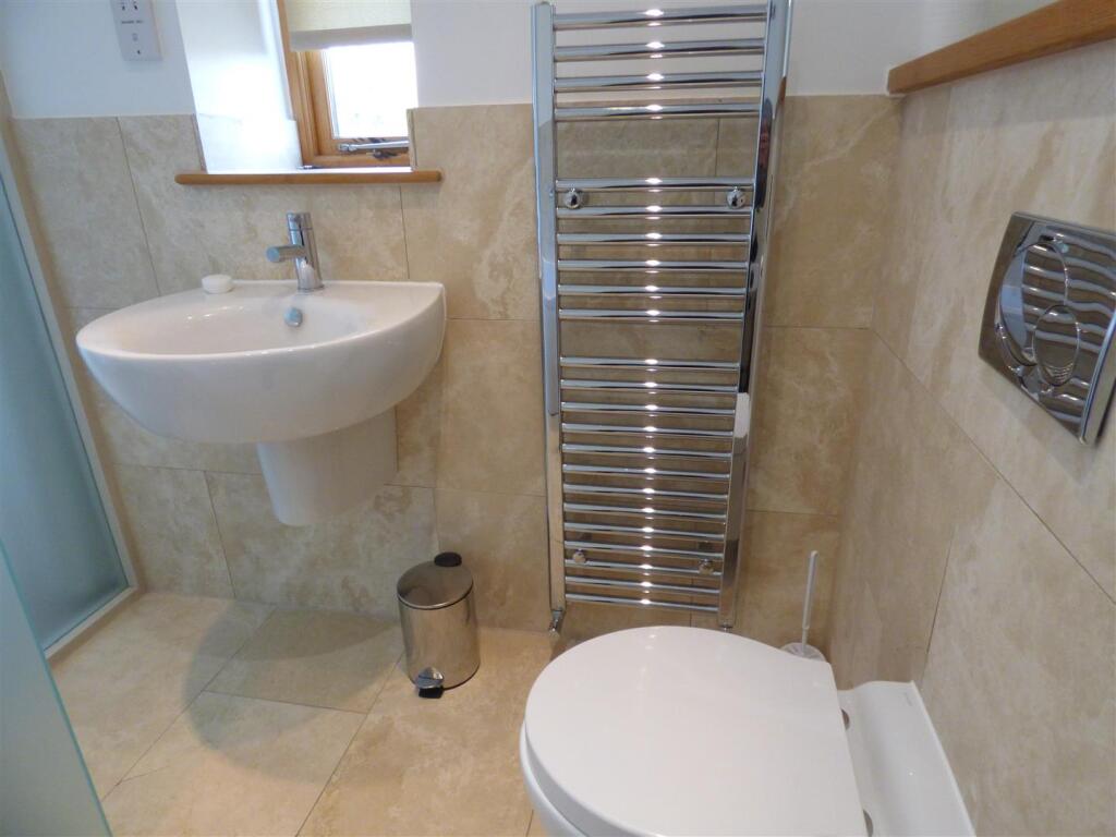 Bedroom 1 en suite (a).JPG