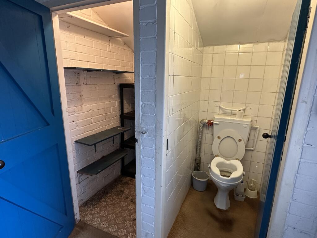 WC &amp; Cupboard.JPG