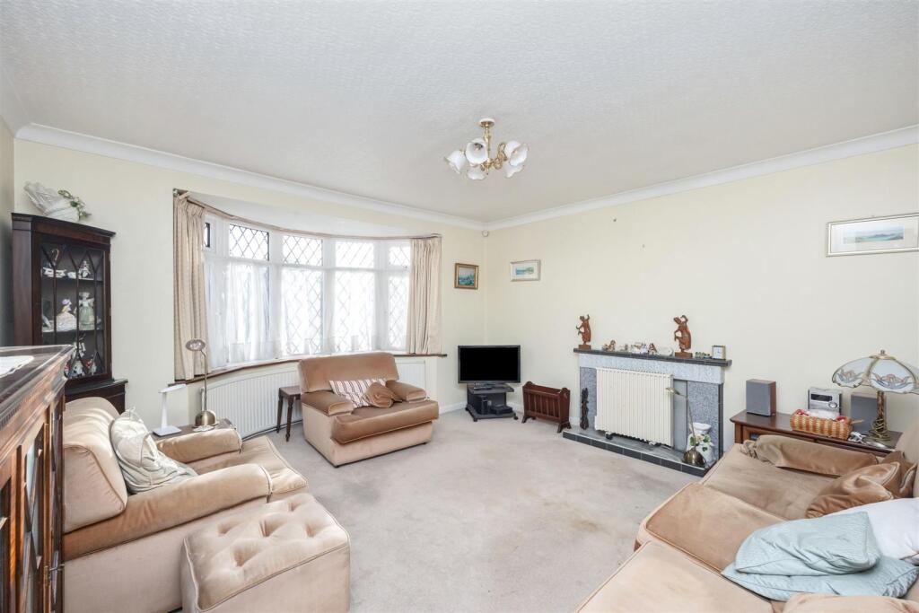 Larkfield Way 20 LOUNGE.jpeg