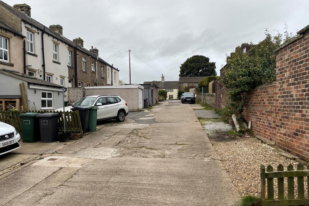 15 Yew Tree Road, Shepley, Huddersfield, HD8 8DT