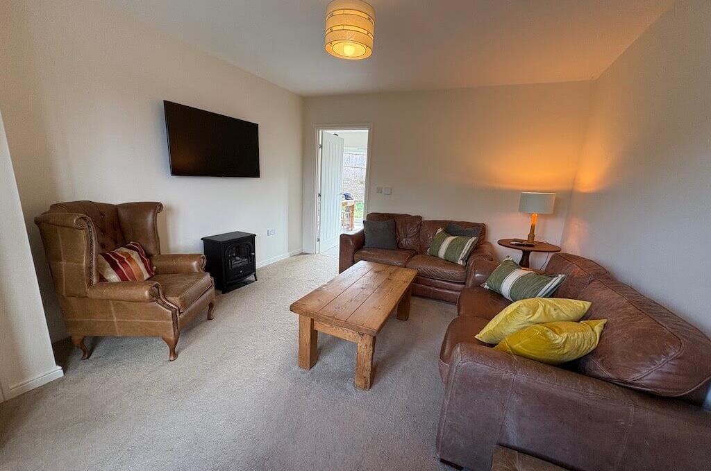 3 Clos Lounge_Towards_Kitchen.jpg