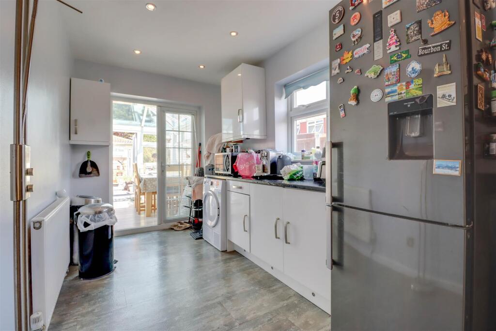 7 RETTENDON GARDENS WICKFORD-7.jpg