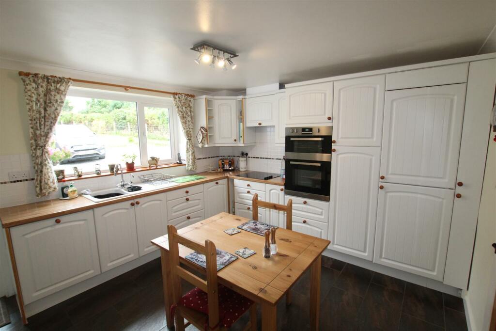 KITCHEN 3.JPG