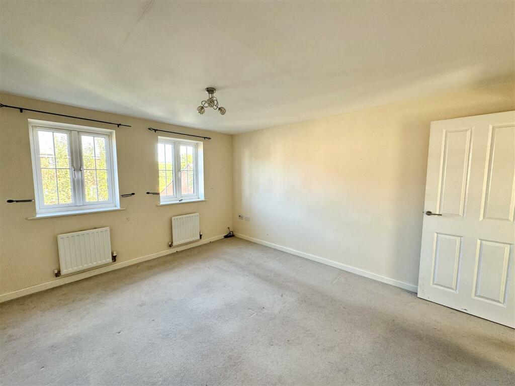SITTING ROOM/BEDROOM