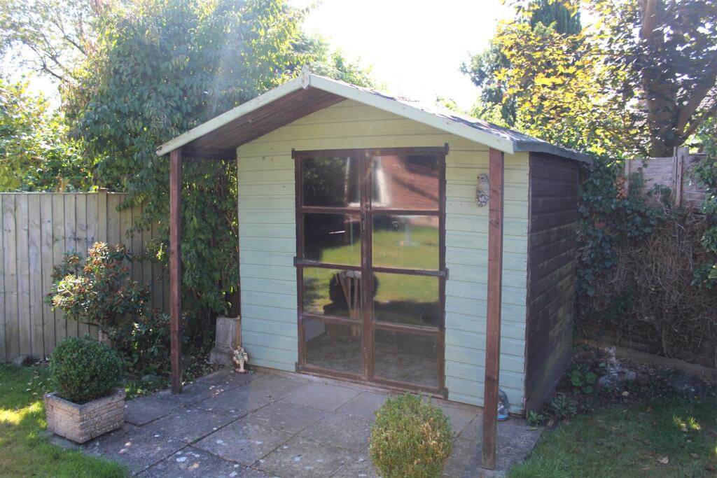 garden summerhouse.JPG