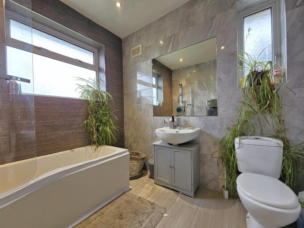 Bathroom 1.jpg