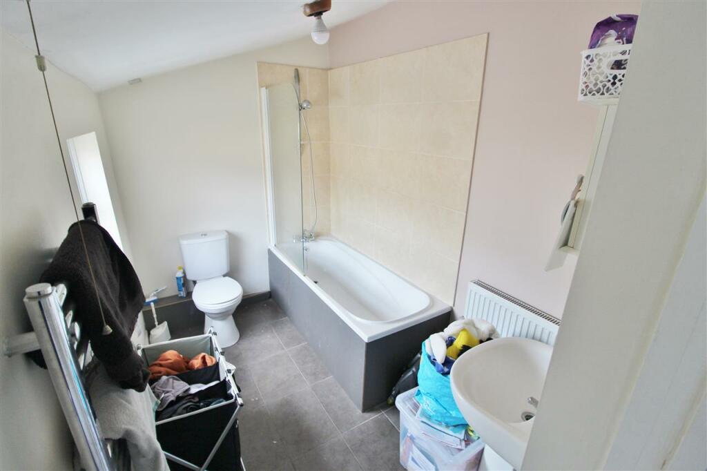 EN-SUITE BATHROOM