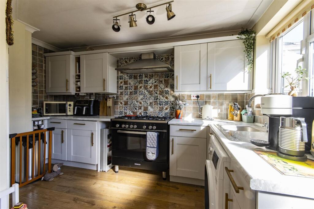 'L' Shaped Kitchen/Diner