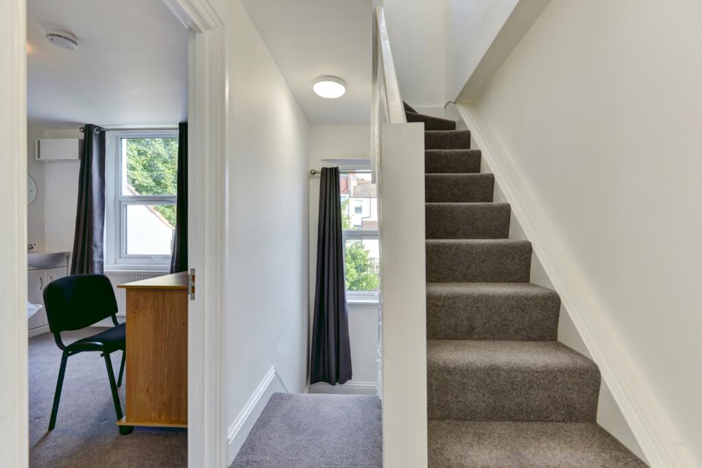 28 Gordon Road hallway 3