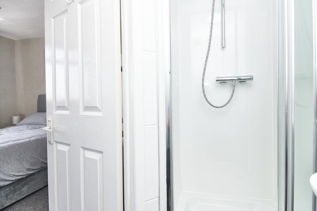 Bedroom 2 en-suite photo 2