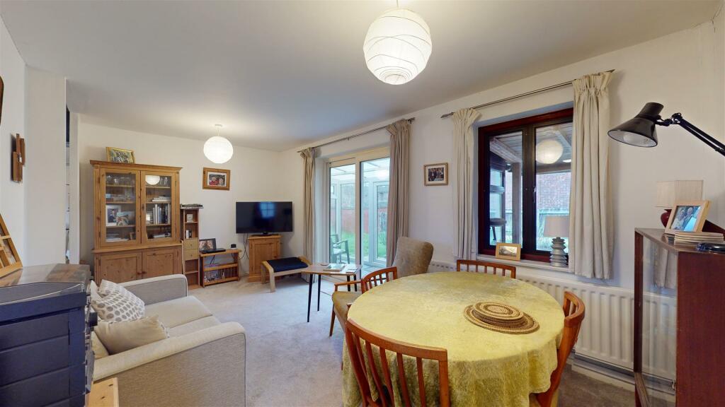 LOUNGE/DINING ROOM