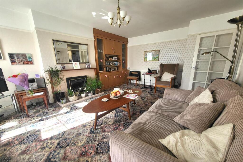 RECEPTION ROOM (pic 2)