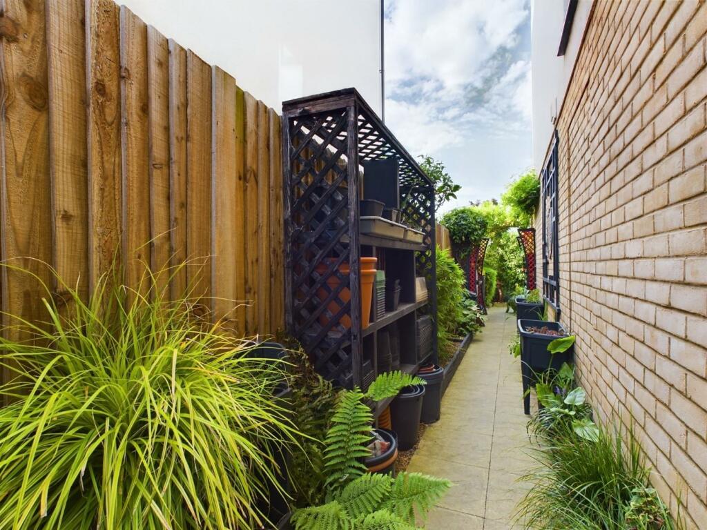 Garden - Side area6.jpg