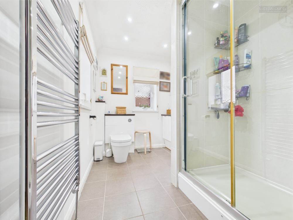 En-Suite To Master Bedroom