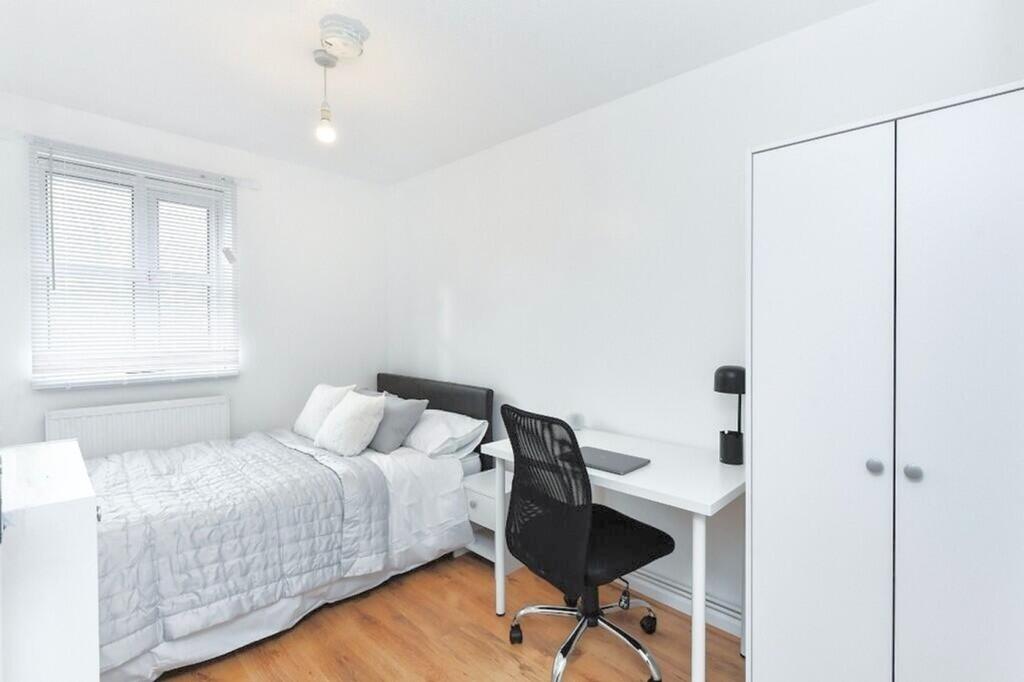 A cozy double bedroom featuring a comfortable b...