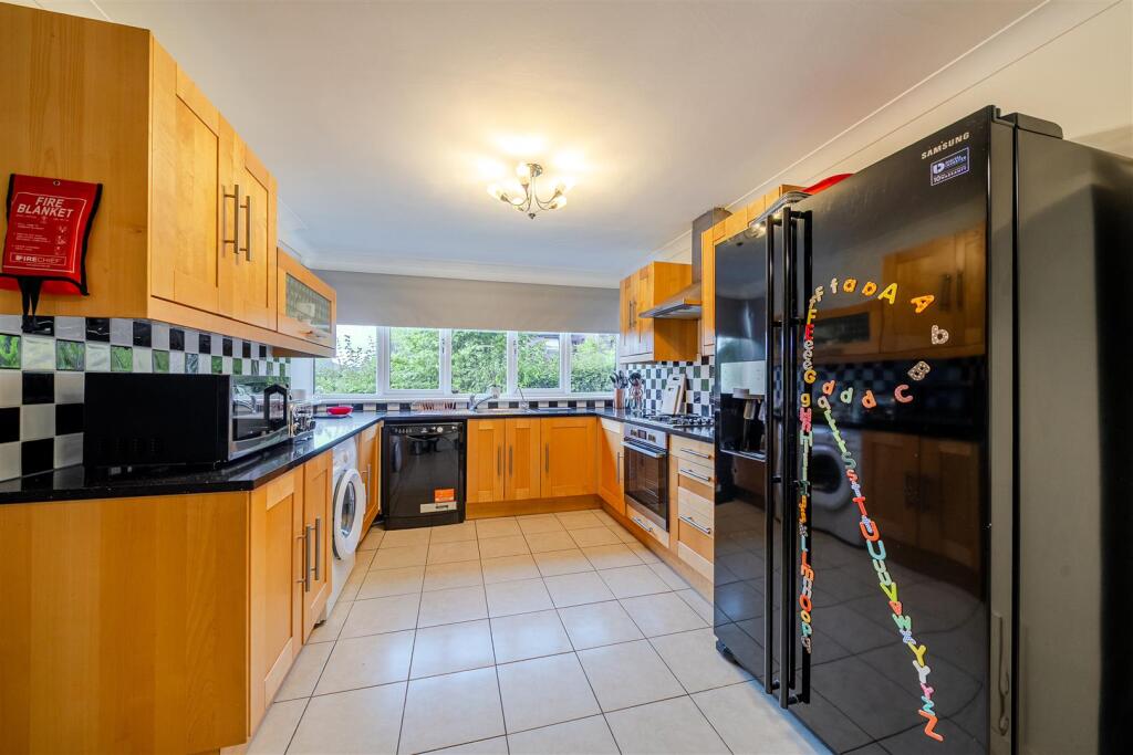 Kitchen/Breakfast Room: