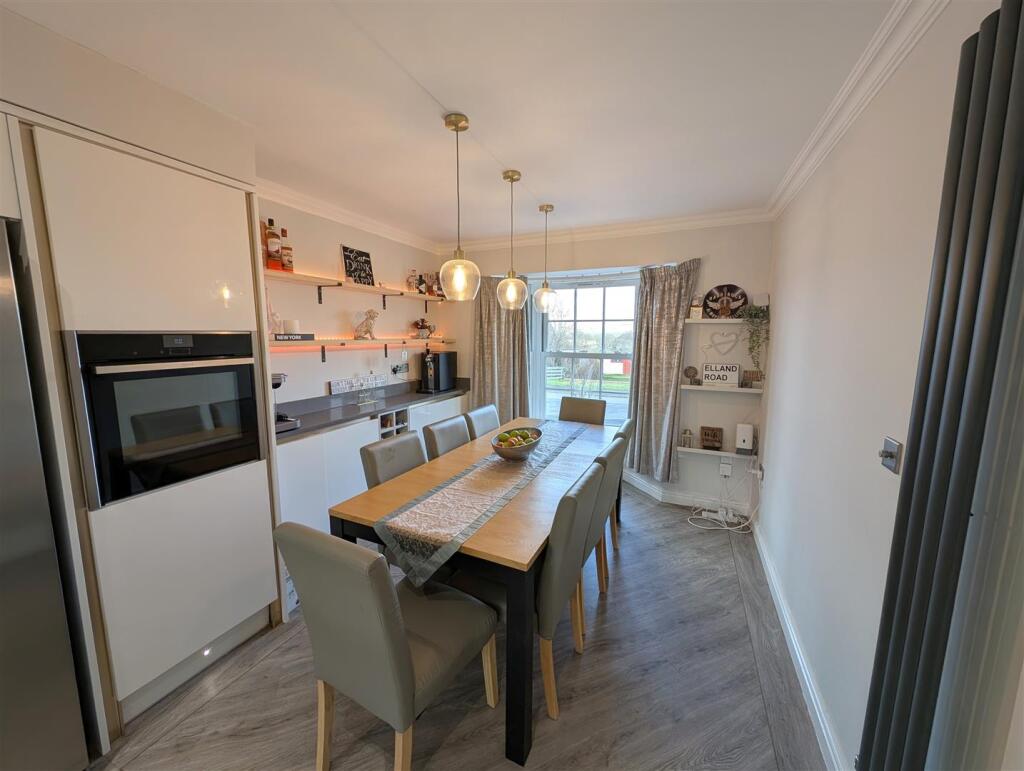 Kitchen/ Dining Room
