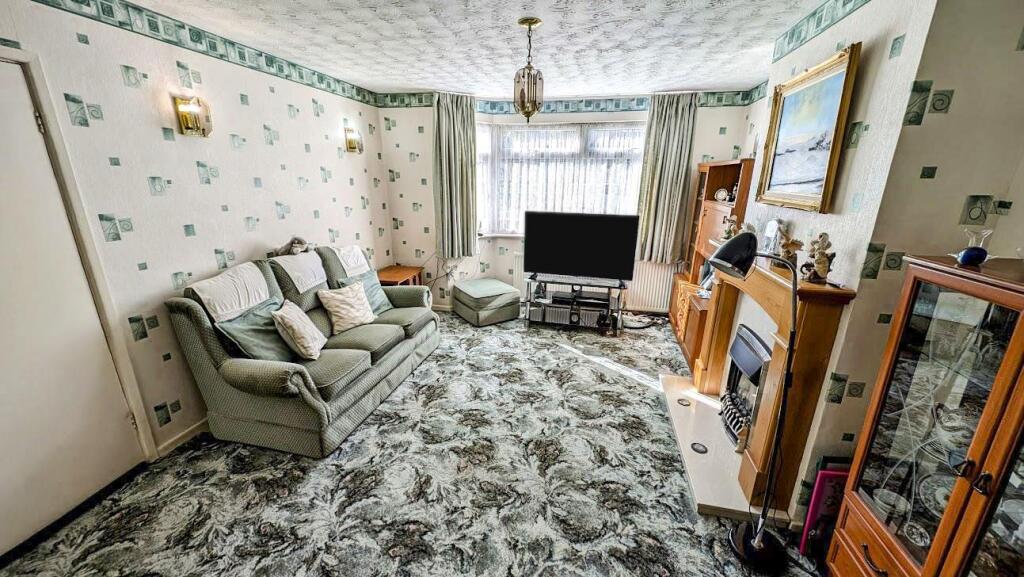 2 Tyndale Ave lounge 2.jpg