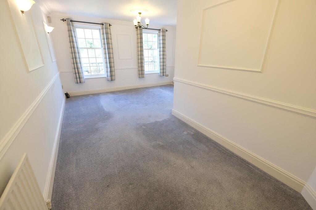 SITTING/DINING ROOM