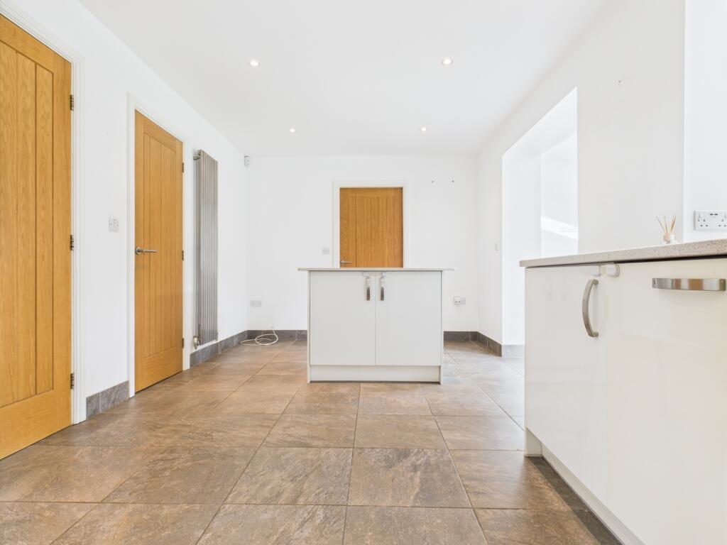 CAM03729G0-PR0113-STILL020