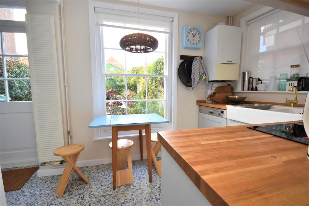 Kitchen...JPG