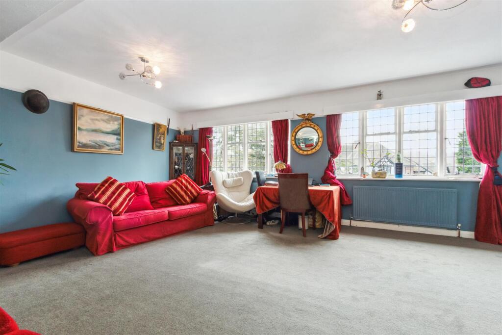 1a Station Approach, KT24 6QX reception 1.jpg