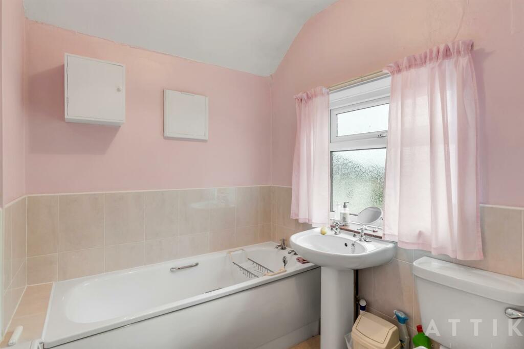 40 The Avenue Halesworth IP19 8JB (12).jpg
