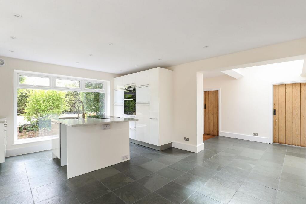 Kitchen/ Breakfast Area