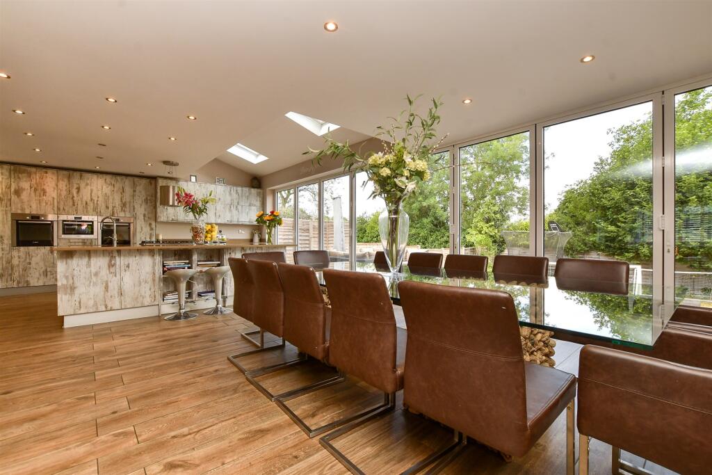 Kitchen / Dining Area