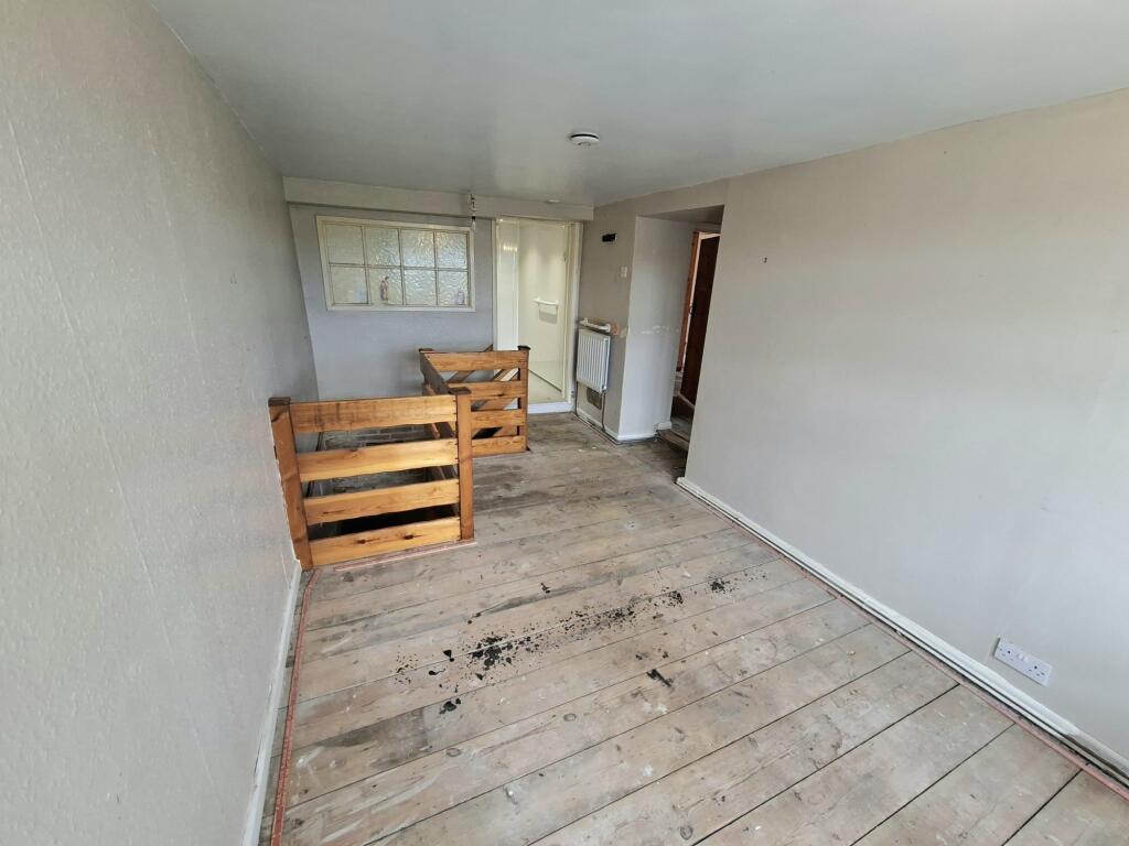 FIRST FLOOR LANDING
