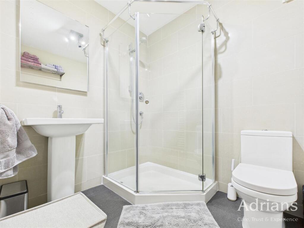 EN-SUITE SHOWER ROOM